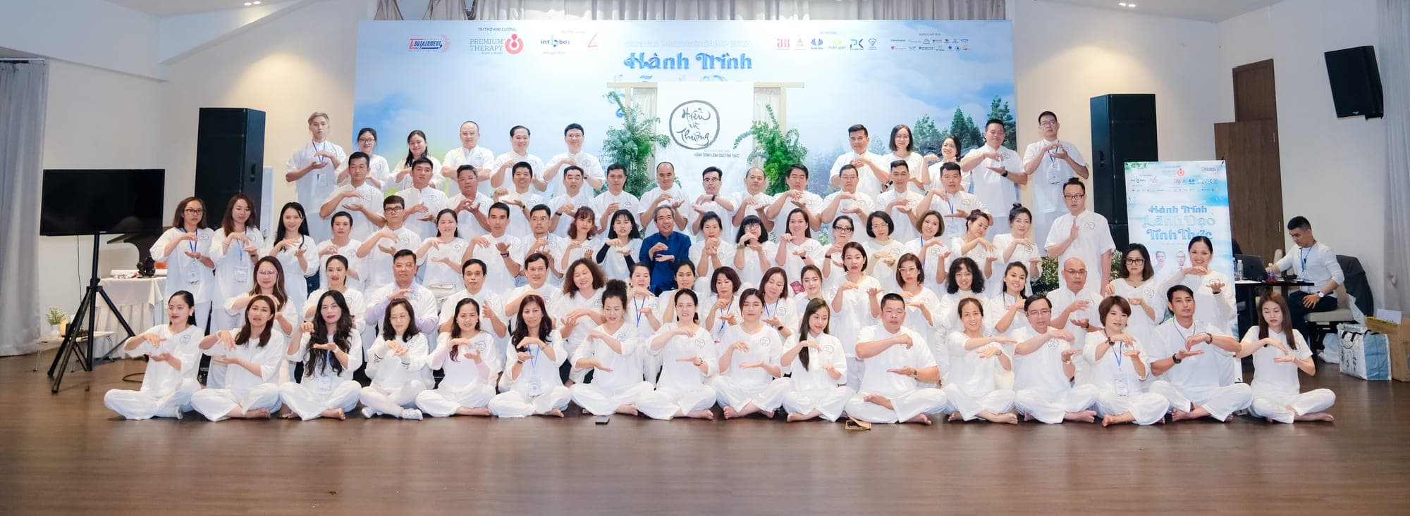Học viên Mountaincamp chụp ảnh chung